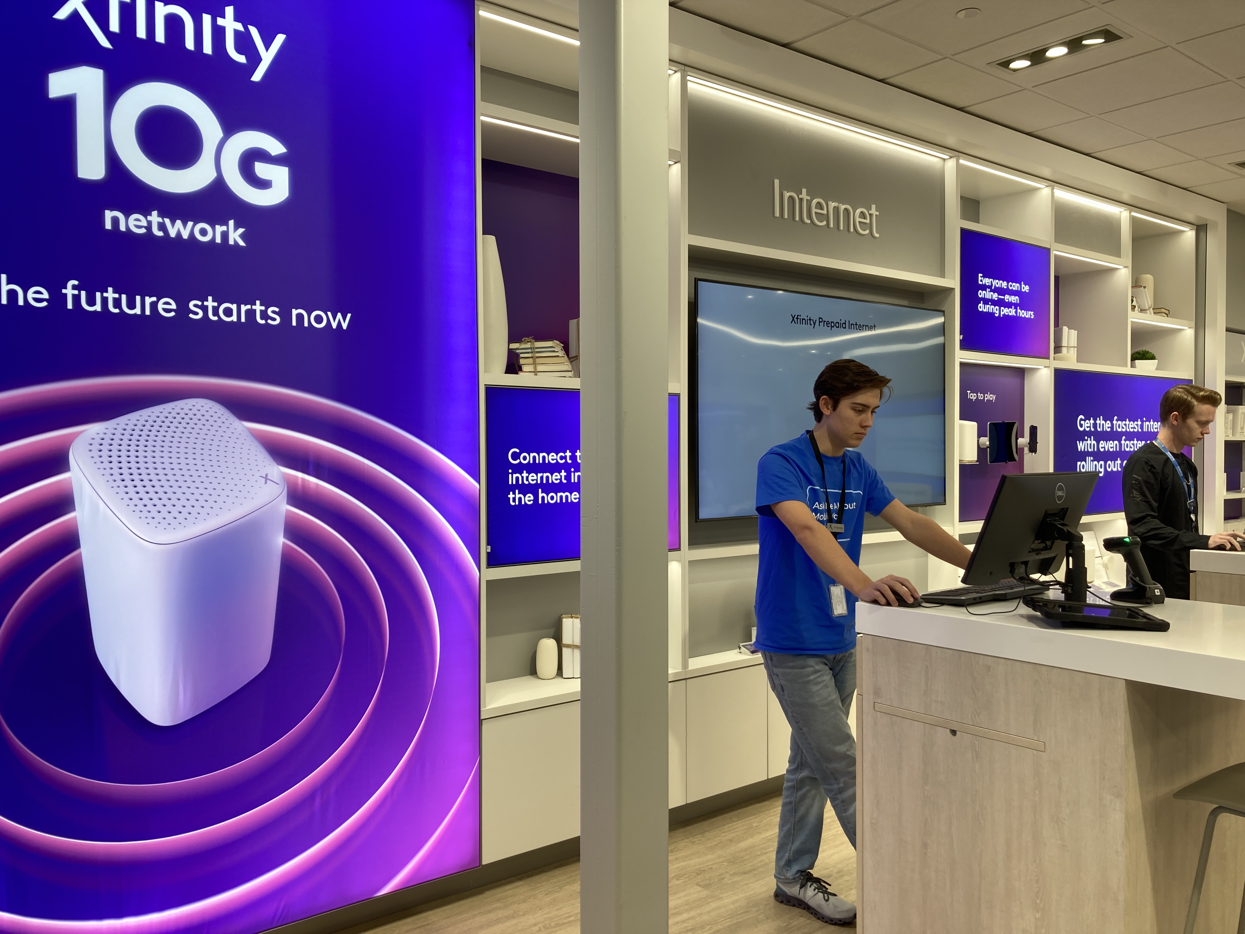 Xfinity Store Hyde Park - m49ovs0