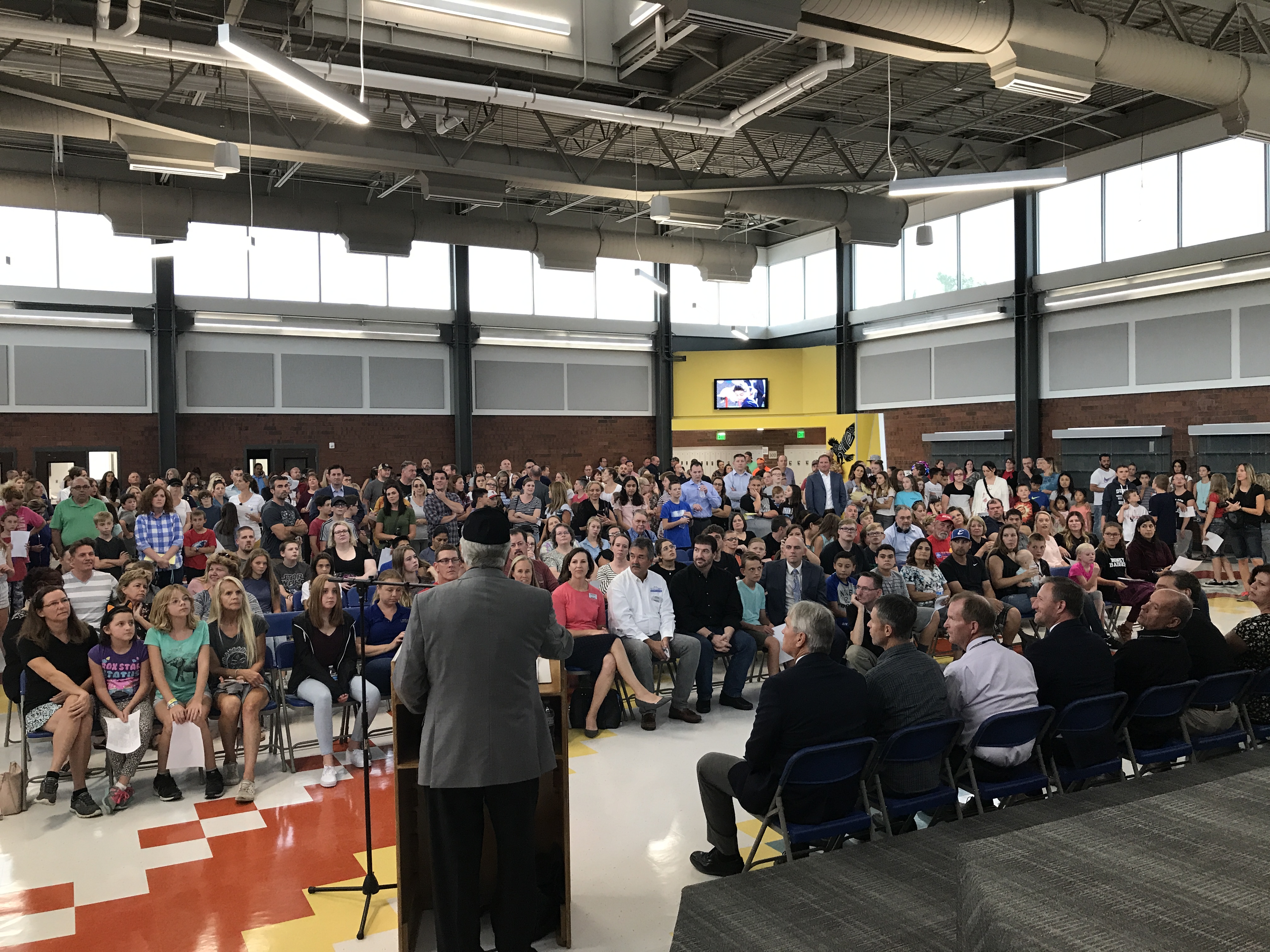 Hundreds turn out at Indian Hills back, school reopening