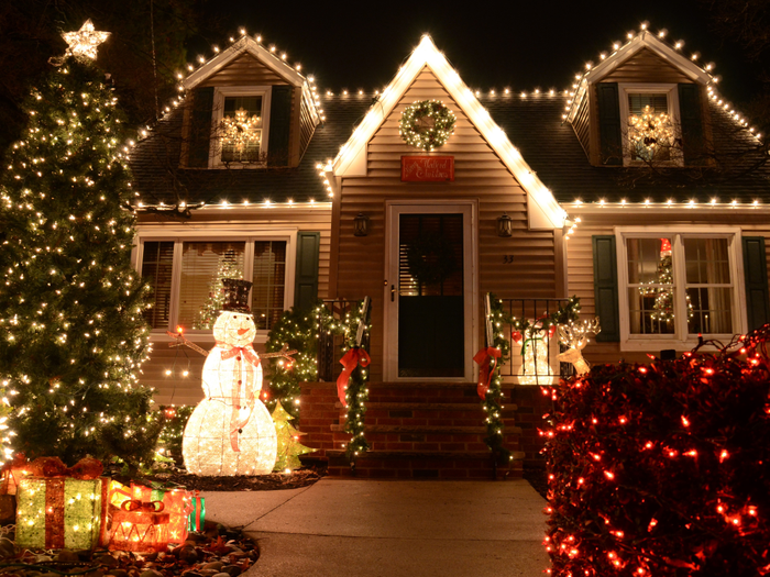 Local radio station switches to all christmas music, all the time 2018 Holiday Lights Street Tour Eugene area | Oregon Family Magazine