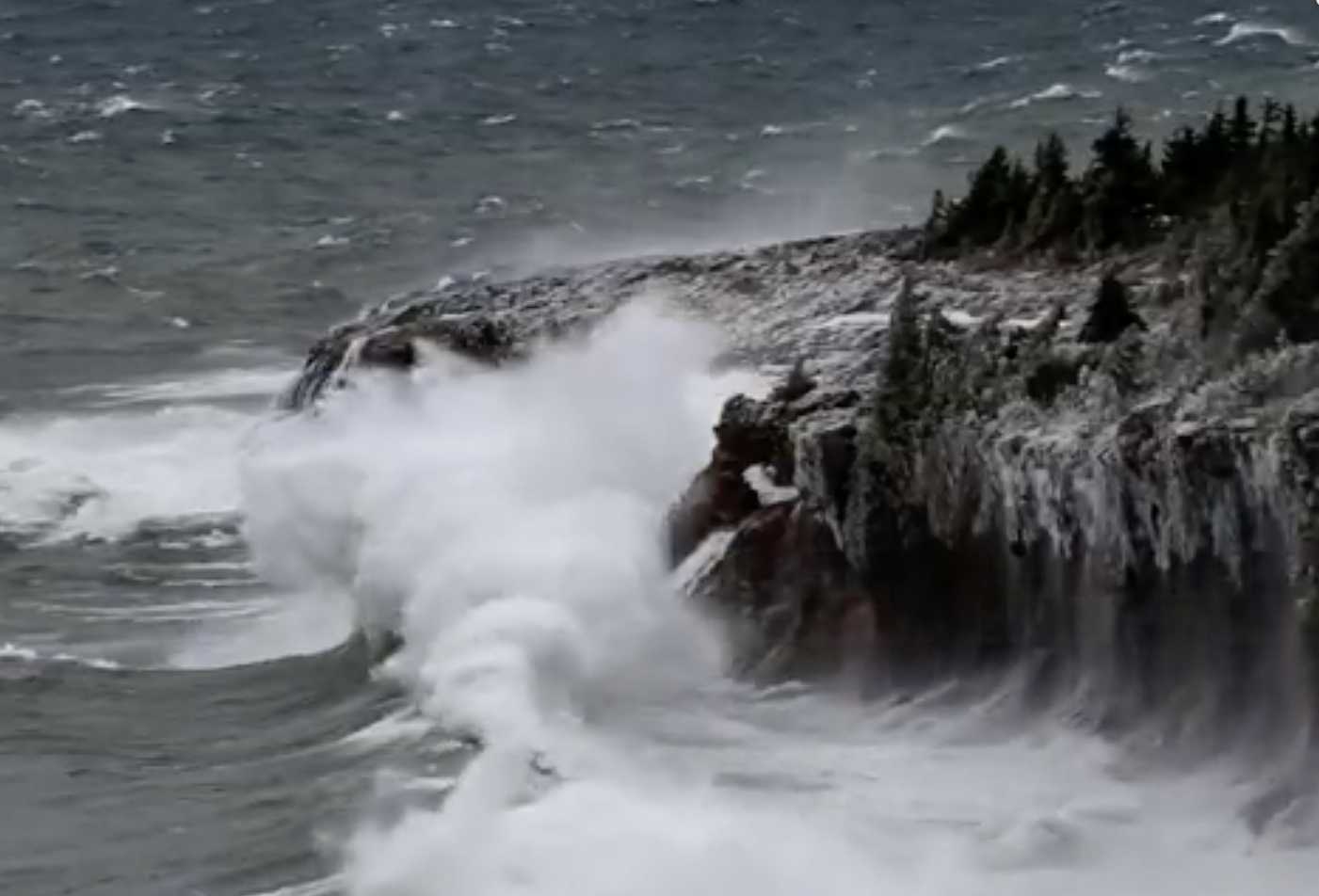 Video Watch Lake Superior Waves Engulf 40 Foot Cliff And Make Forest Look Like Dwarf Trees 9033