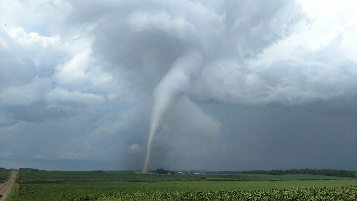 Video Storm chaser's close encounter with deadly Minnesota tornado