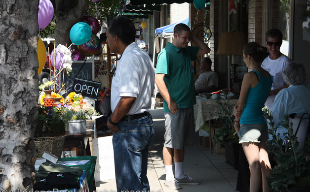Sidewalk sale brings out shoppers | Altadena Point